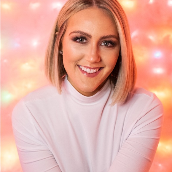 Meet your Posher, Tori - Picture 2 of 4